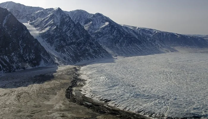 Se observa un glaciar de corriente o también llamado glaciares de lengua.