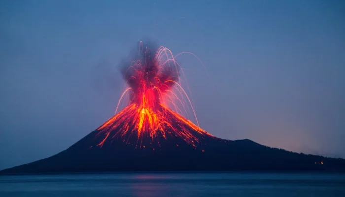 Los volcanes se forman a partir del magma que se encuentra en la corteza que emerge hasta superficie a través de una abertura